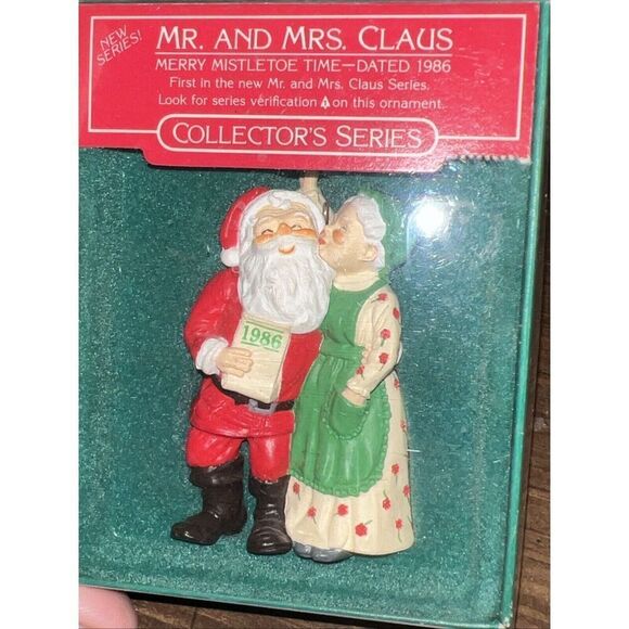 Hallmark 1986 Mr and Mrs Claus -Merry Mistletoe Time - Picture 2 of 5